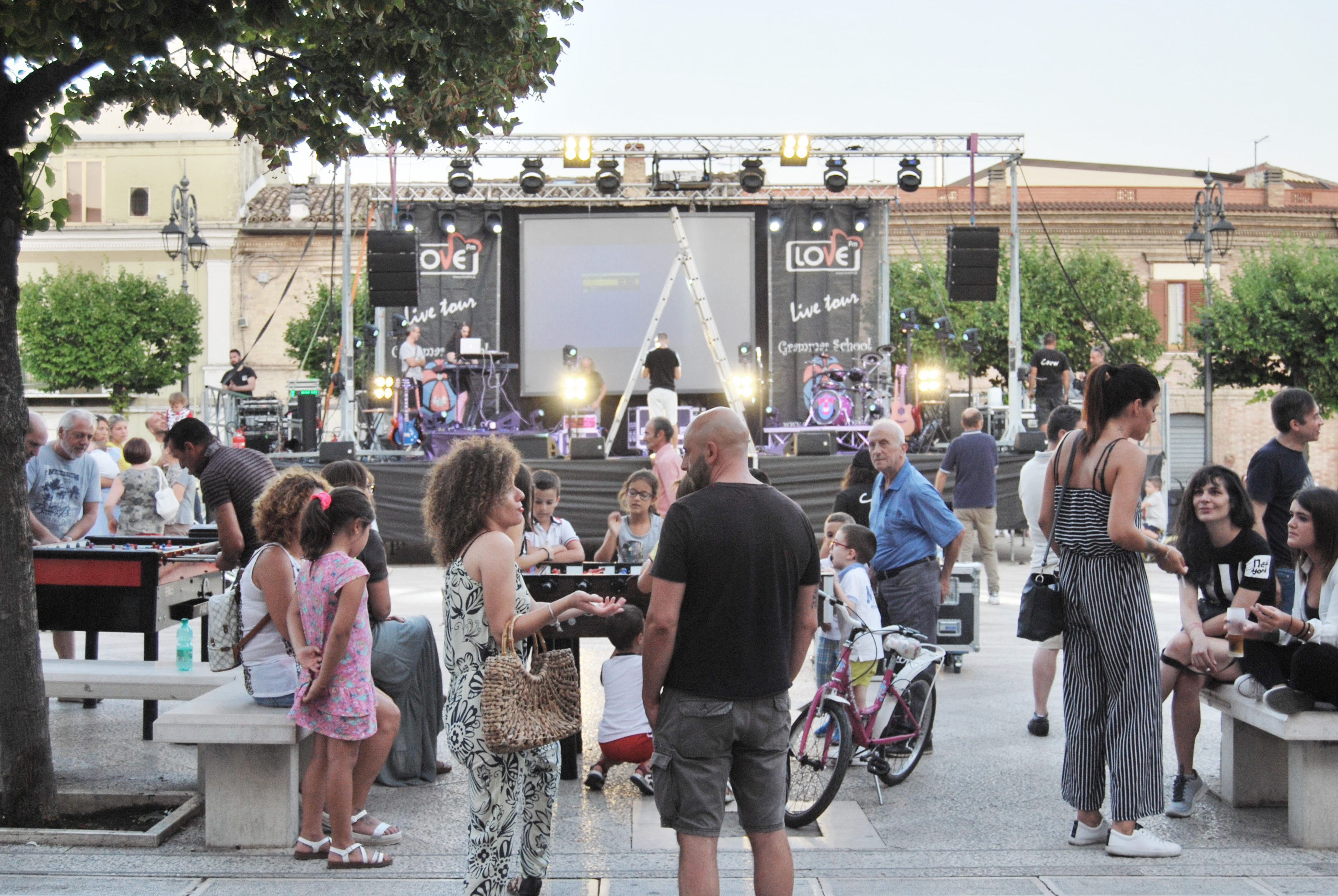 Piazza Matteotti, Biccari, pomeriggio del 5 agosto 2019; preparazione per il concerto finale di S. Donato. ©Valeria Volpe
