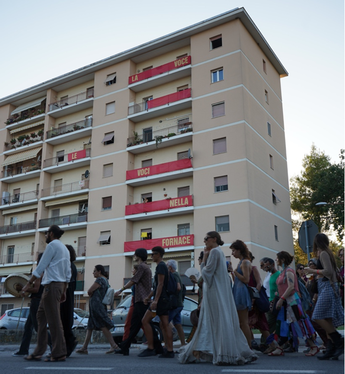 Processione verso il rito teatrale collettivo. Foto di Samuel Cimma, 2023.